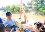 Pemko Medan Turun ke Sungai Deli, Sampah Dikeruk Pakai Alat Berat