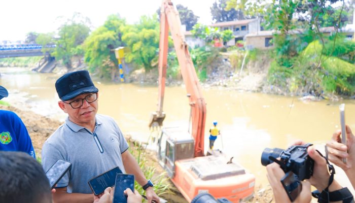 Pemko Medan Turun ke Sungai Deli, Sampah Dikeruk Pakai Alat Berat