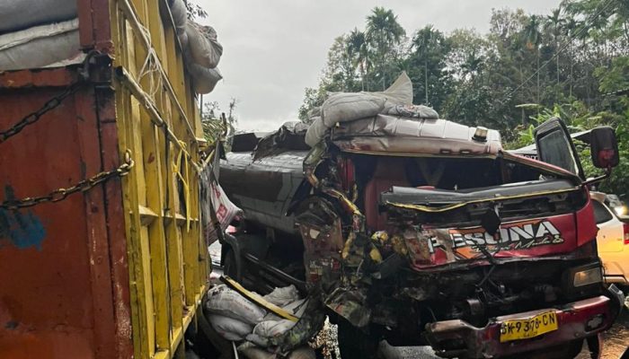 Diduga Ngantuk, Mobil Tangki Seruduk Colt Diesel di Tikungan Cindelaras Sibolangit