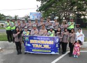 Satlantas Polres Sergai Bagikan 100 Takjil di Jalinsum