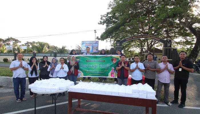Sat Reskrim Polres Sergai Bagikan 150 Paket Takjil di Jalinsum