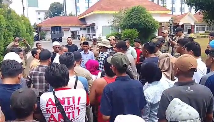 ‎Tuntutan Copot Pejabat hingga Usut Dugaan KKN Menggema, Kantor Wali Kota Tebing Tinggi Digoyang Aksi Massa  ‎