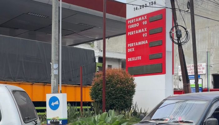 Antrean Panjang Kendaraan Solar Terjadi di Sejumlah SPBU Medan