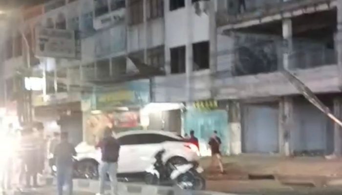 Pengendara Mobil Diduga dalam Kondisi Mabuk Tabrak Pengendara Sepeda Motor di Simpang Aksara