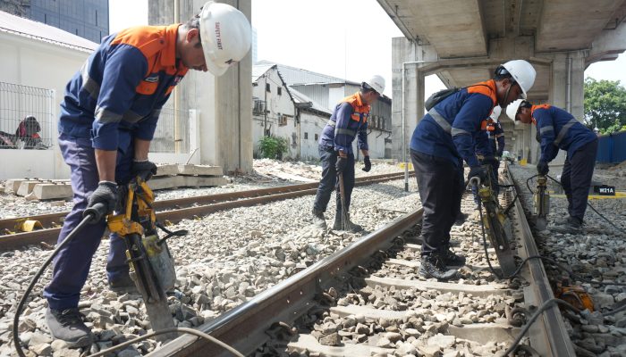 Matangkan Persiapan Jelang Angkutan Lebaran 2026, KAI Sumut Lakukan Perawatan Jalur Rel