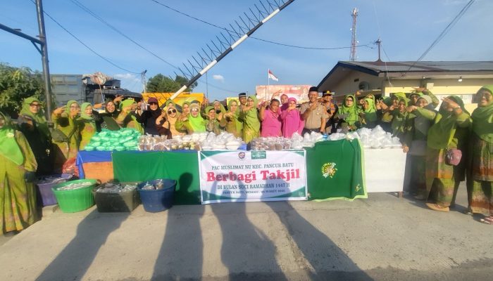 Polsek Pancur Batu dan Muslimat NU Bagikan Takjil kepada Pengguna Jalan