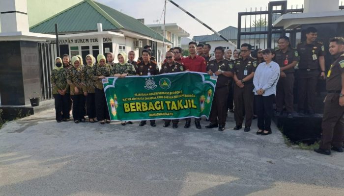 Kejari Sergai Bagikan Takjil Gratis untuk Masyarakat