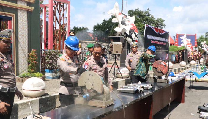 Polres Blitar Kota Musnahkan 2.000 Botol Miras dan 165 Knalpot Brong, Jaga Kondusivitas Jelang Lebaran