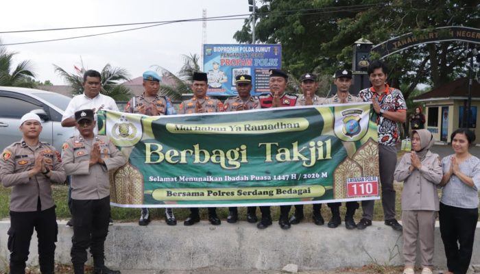 Polsek Firdaus dan Teluk Mengkudu Bagikan 200 Porsi Takjil di Jalinsum Sergai