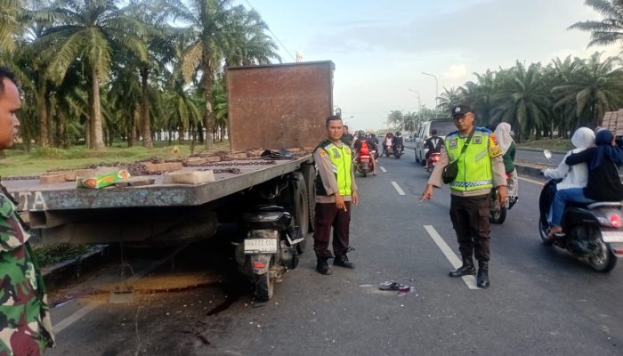 Pelajar Tewas dalam Kecelakaan Motor Tabrak Truk di Jalinsum Serdang Bedagai