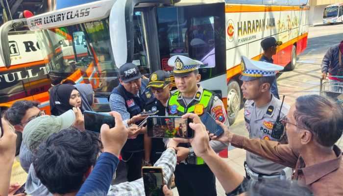 Ramp Check dan Tes Urine di Terminal Patria Blitar, Polisi Pastikan Bus Mudik Aman dan Sopir Bebas Narkoba