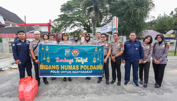 Bid Humas Polda Sumut Bagikan Takjil kepada Masyarakat di Bulan Ramadhan