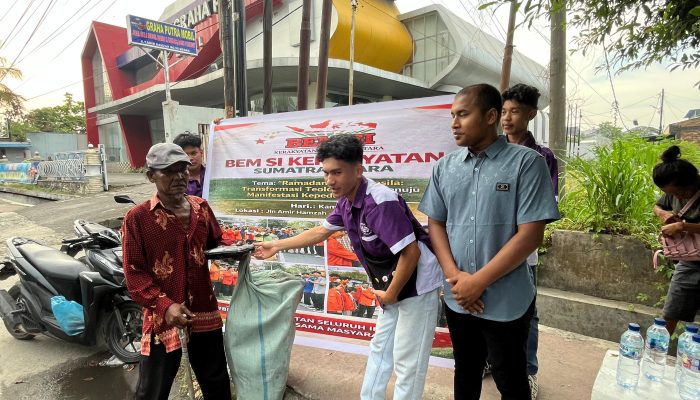 BEM SI Kerakyatan Sumut Berbagi Takjil, Presma Ajak Manfaatkan Sisa Ramadan untuk Kebaikan