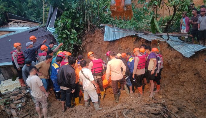 Polsek Pancur Batu Evakuasi Korban Tanah Longsor di Desa Sembahe, 5 Orang Meninggal Dunia