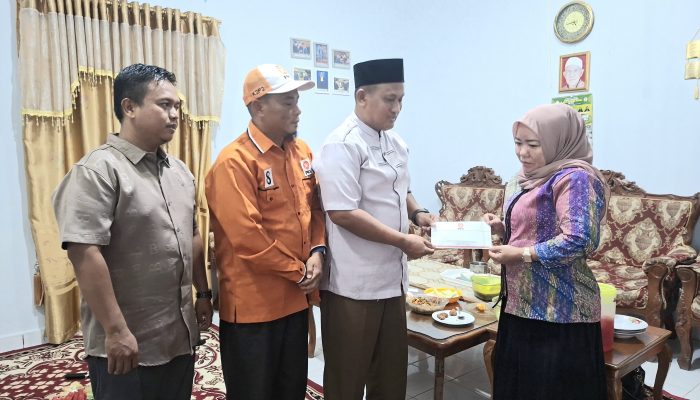 PKS Serdang Bedagai Sampaikan Tali Asih Presiden PKS kepada Keluarga Almarhum Subhan Saragih