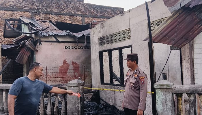 Diduga Percikan Sepeda Motor Sambar Pertalite, Dua Rumah di Perbaungan Ludes Terbakar
