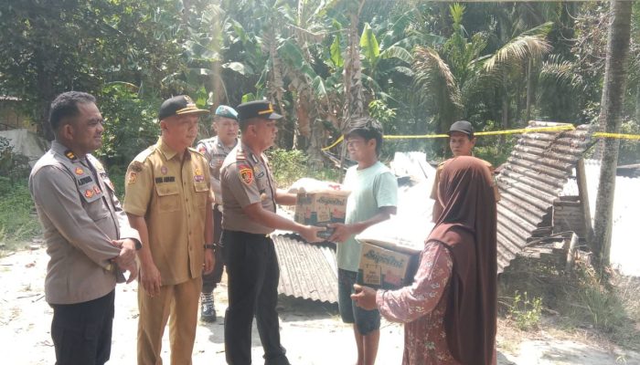 Polisi Tanggap Cepat, Polsek Teluk Mengkudu Salurkan Bantuan untuk Korban Kebakaran di Bogak Besar