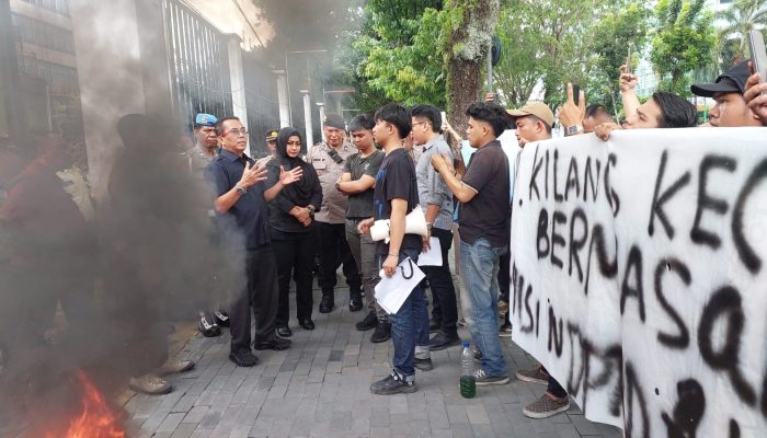 Limbah Pabrik Kecap Diduga Cemari Lingkungan, Massa Demo di DPRD Medan Minta Penutupan