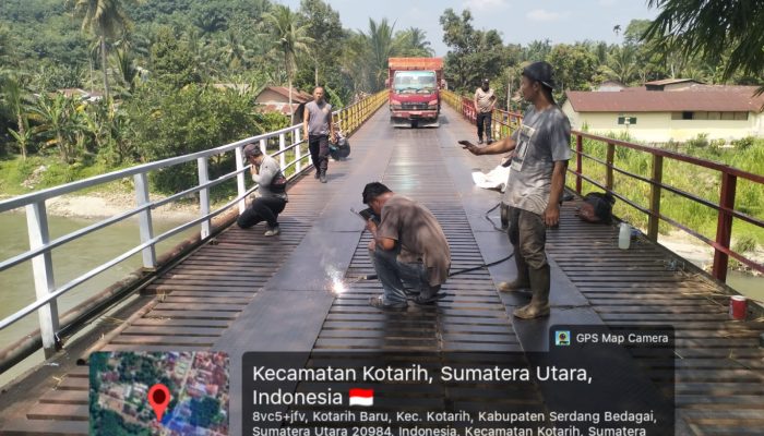 Sinergi dan Bakti, Kapolsek Kotarih Pimpin Perbaikan Jembatan Penghubung Antar Kabupaten