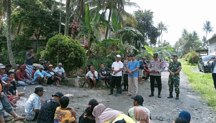 Aksi Tanam Pohon Pisang di Jalan Kedawung Blitar Berakhir, Warga Sepakat Cabut Usai Musyawarah