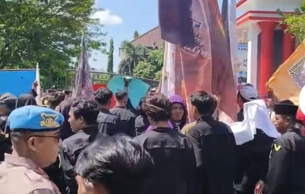 Ratusan Warga PSHT Datangi DPRD Blitar, Tuntut Ketegasan Soal Organisasi Tak Berizin