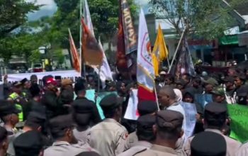 Ratusan Warga PSHT Datangi DPRD Blitar, Tuntut Ketegasan Soal Organisasi Tak Berizin
