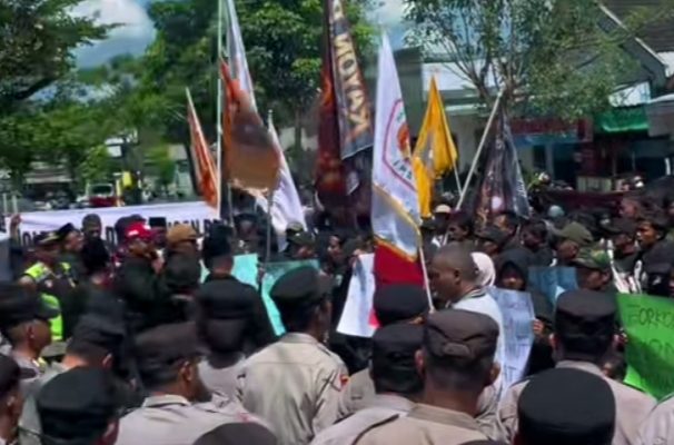 Ratusan Warga PSHT Datangi DPRD Blitar, Tuntut Ketegasan Soal Organisasi Tak Berizin