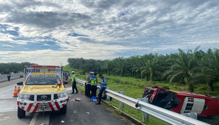 Ban Pick Up Lepas di Tol Sergai, Bus Halmahera Terguling: Empat Tewas dan 19 Luka