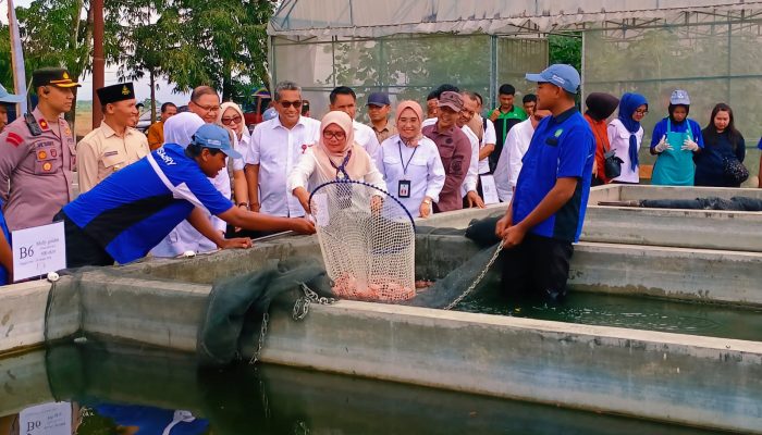 Keripik Kulit Patin SMKN 1 Tulungagung Curi Perhatian Khofifah, Bukti Produk Vokasi Siap Tembus Pasar Premium