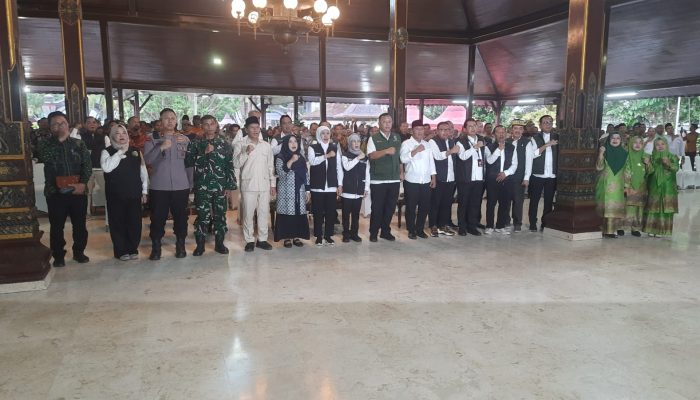 Plt Bupati Tulungagung Dampingi Gubernur Khofifah Salurkan Bansos Rp1,493 Miliar, Dorong Kemandirian Warga
