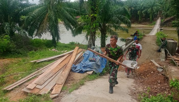 Demi Keselamatan Warga, Kodim 0212/TS Perbaiki Jembatan Perintis Garuda di Padang Lawas