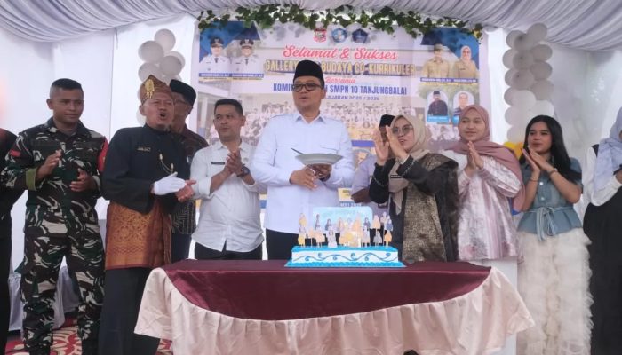 Hadiri Milad Ke-XXI SMPN 10, Plh Wali Kota Tanjungbalai Dorong Kreativitas Seni dan Karakter Siswa
