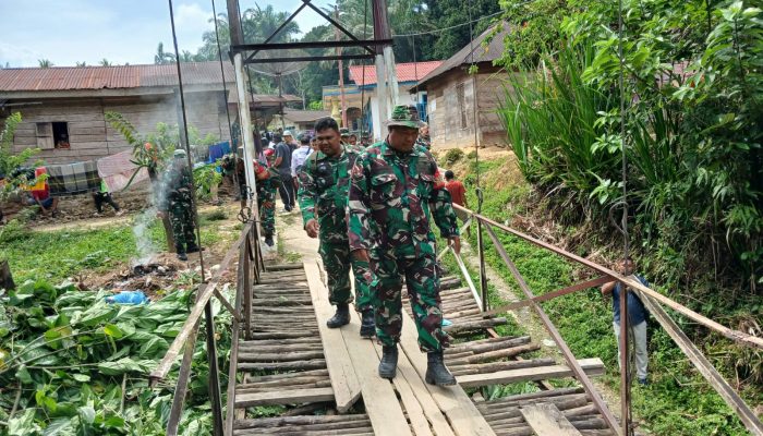 Kodim 0209/LB Tuntaskan Pembangunan Jembatan Gantung Penghubung Dusun Aek Bandingin dan Desa Tanjung Medan