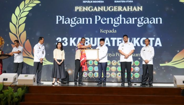 Wali Kota Tebing Tinggi Terima Penghargaan Kemenkum RI