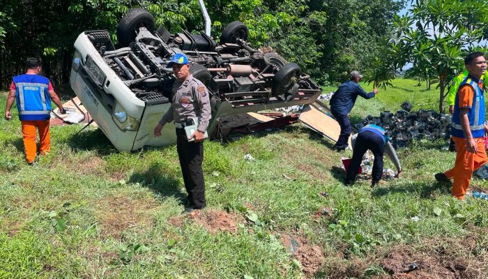 Ban Pecah di Tol Sergai, Pikap Isuzu Traga Terguling hingga Masuk Kebun Sawit, Tiga Orang Terluka