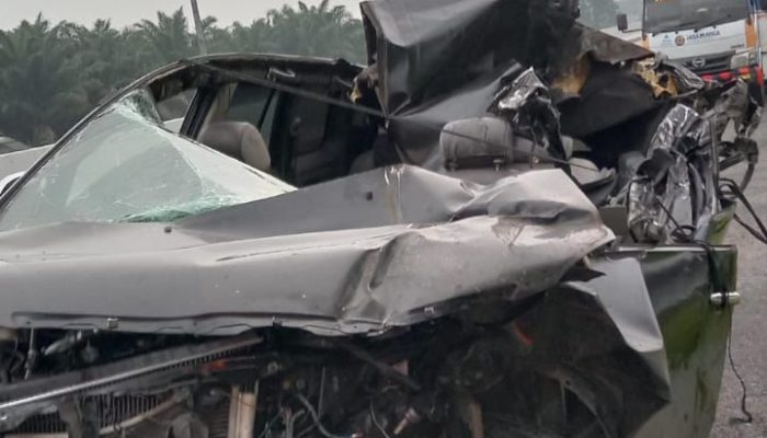 Innova Hantam Truk di Tol Medan-Tebing Tinggi, Enam Penumpang Dilarikan ke Rumah Sakit