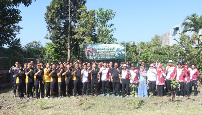 Dukung Gerakan Indonesia ASRI, Polres Blitar Kota dan Pemkot Hijaukan Lapangan Karangsari