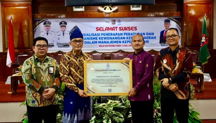 Kepala BKN RI Serahkan Piagam Penghargaan Kepada Wali Kota Tanjungbalai