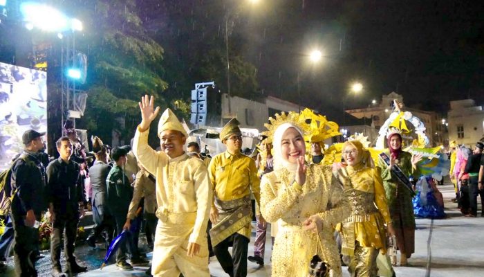 Kenakan Pakaian Adat Melayu, Wali Kota Mahyaruddin Salim dan Ketua TP PKK Ikuti Karnaval Budaya Nusantara APEKSI ke-18 Kota Medan
