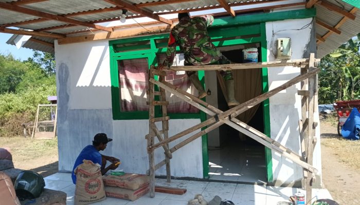 Babinsa Desa Bukur Tulungagung Dampingi Pengecatan Gawang Rumah Penerima Bantuan Rutilahu Gubernur Jatim