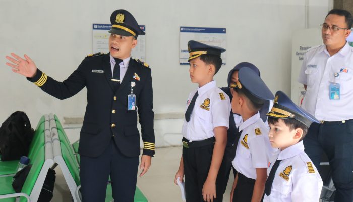 Tiga anak rasakan pengalaman jadi petugas KAI di Stasiun Medan