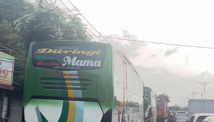 Antrian Panjang Kendaraan Akibat Kelangkaan Solar Terjadi di Sejumlah SPBU Medan hingga Sergai