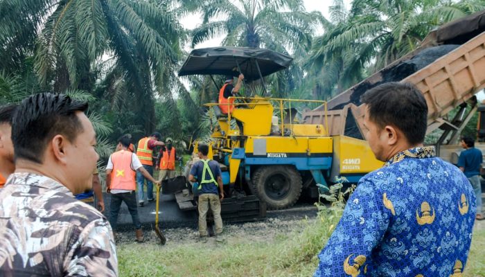 Wabup Sergai Tinjau Pembangunan Jalan Penghubung Dua Kecamatan, Tekankan Kualitas Pekerjaan