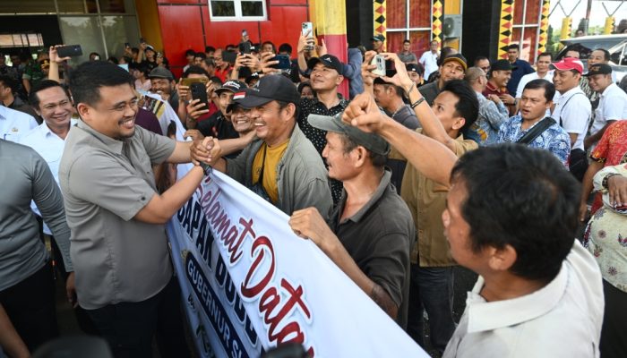 Disambut Hangat Warga di Bandara Binaka, Bobby Nasution Awali Agenda Berkantor di Kepulauan Nias