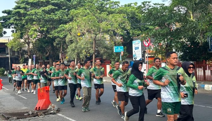 Jaga Kebugaran Prajurit, Personel Kodim 0807/Tulungagung Gelar Lari Santai di Alun-alun