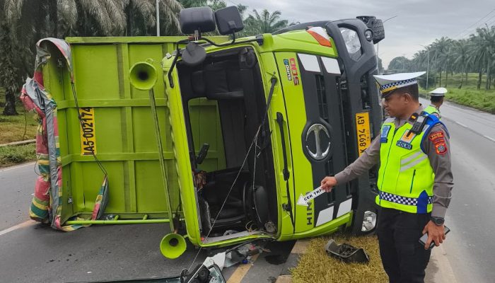 Hindari Genangan Air, Truk Tronton Terguling hingga Hantam Pembatas Jalan di Jalinsum Sergai
