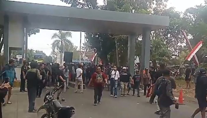 Demi Ekonomi Warga, Masyarakat Blitar Paksa Buka Portal Bendungan Lahor