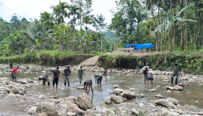 Jembatan Gantung Sungai Hou Rampung, TNI AD Perkuat Akses Transportasi Warga di Nias