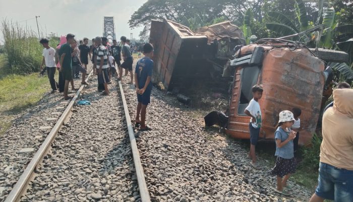 Kecelakaan Maut di Perlintasan KA Tanpa Plang Perbaungan, Dump Truk Ditabrak KA Putri Deli, Sopir Tewas