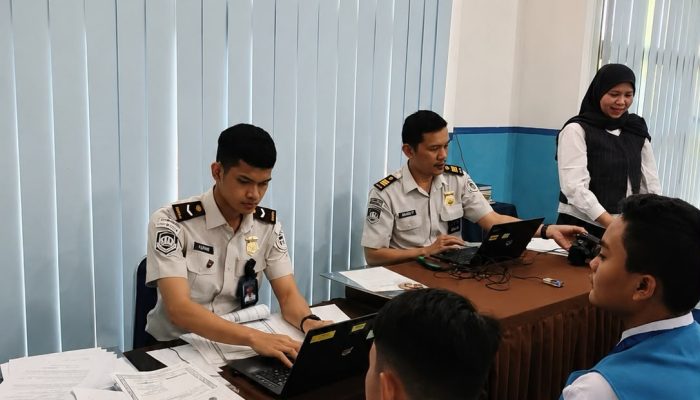 Imigrasi Polonia Hadirkan Layanan Eazy Passport dan Edukasi Keimigrasian di SDS Model Al Azhar Medan